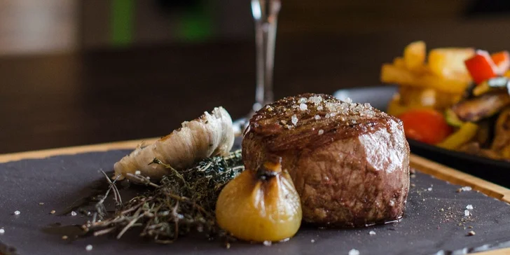 Steak s pfeffer omáčkou, hranolčekmi a grilovanou zeleninou v Taste Restaurant