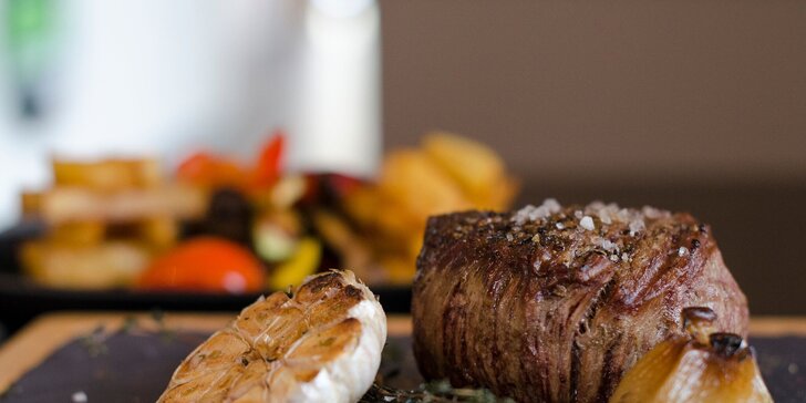 Steak s pfeffer omáčkou, hranolčekmi a grilovanou zeleninou v Taste Restaurant