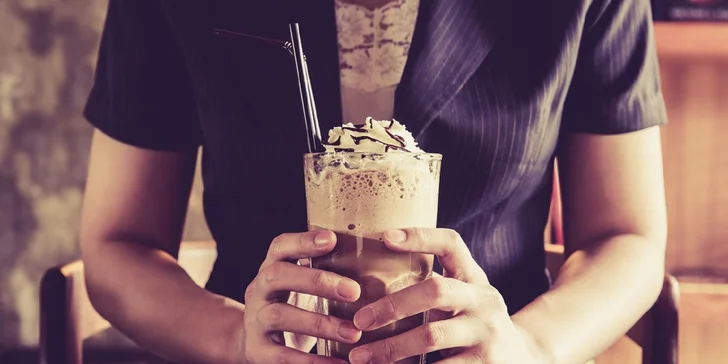 Presso Lavazza alebo frappé s mliekom a croissant 7DAYS
