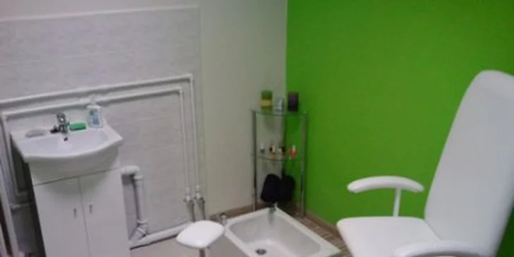 Krásne nechty s pedikúrou alebo manikúrou