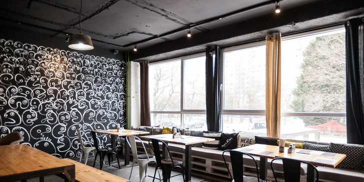 Hovädzí steak s prílohou a omáčkou podľa vášho výberu
