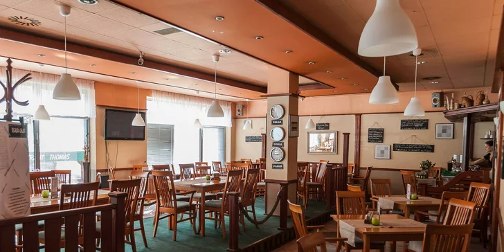 BBQ Grilované kuracie krídelká s domácimi steakovými hranolčekmi v EWAS Restaurant