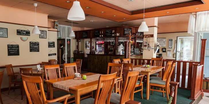 BBQ Grilované kuracie krídelká s domácimi steakovými hranolčekmi v EWAS Restaurant