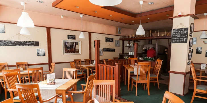 BBQ Grilované kuracie krídelká s domácimi steakovými hranolčekmi v EWAS Restaurant