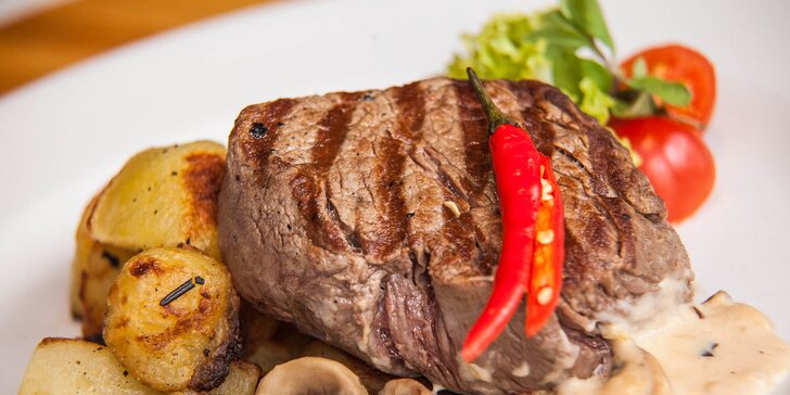 Hovädzí steak s prílohou a omáčkou podľa vášho výberu