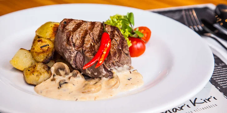 Hovädzí steak s prílohou a omáčkou podľa vášho výberu