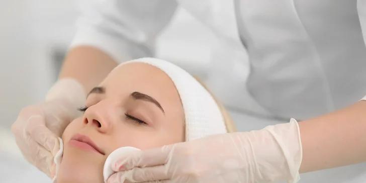 Odstránenie mílií na tvári technológiou Skin line