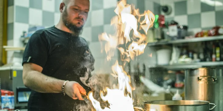 Steak z bravčovej panenky s omáčkou a opekanými zemiakmi