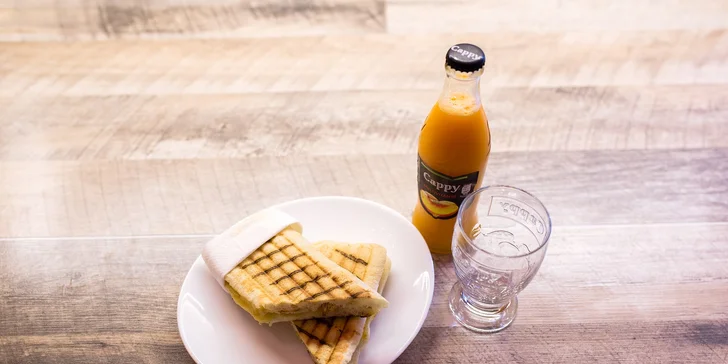 Čerstvé panini s džúsom alebo čajom v Grand caffe