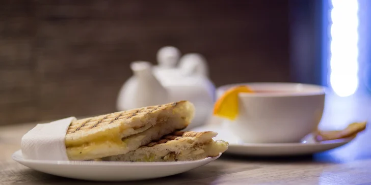 Čerstvé panini s džúsom alebo čajom v Grand caffe