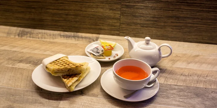 Čerstvé panini s džúsom alebo čajom v Grand caffe