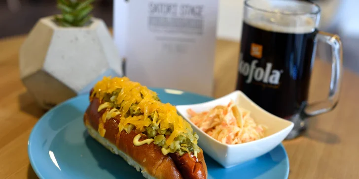 Cheddar Hot dog alebo Corn ´n´ bacon Hot dog aj s Kofolou