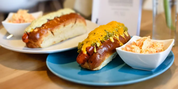 Cheddar Hot dog alebo Corn ´n´ bacon Hot dog aj s Kofolou