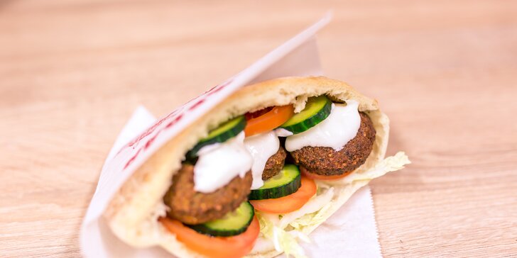 Teľací kebab alebo vegetariánsky falafel v centre mesta