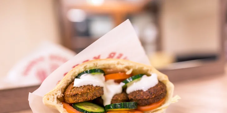 Teľací kebab alebo vegetariánsky falafel v centre mesta