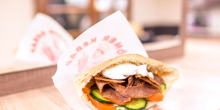 Teľací kebab alebo vegetariánsky falafel v centre mesta