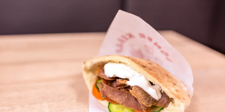Teľací kebab alebo vegetariánsky falafel v centre mesta