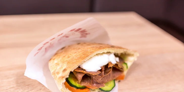 Teľací kebab alebo vegetariánsky falafel v centre mesta