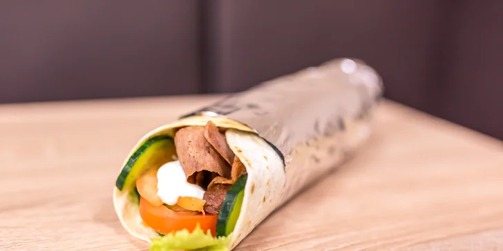 Teľací kebab alebo vegetariánsky falafel v centre mesta