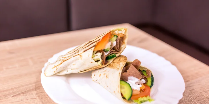 Teľací kebab alebo vegetariánsky falafel v centre mesta