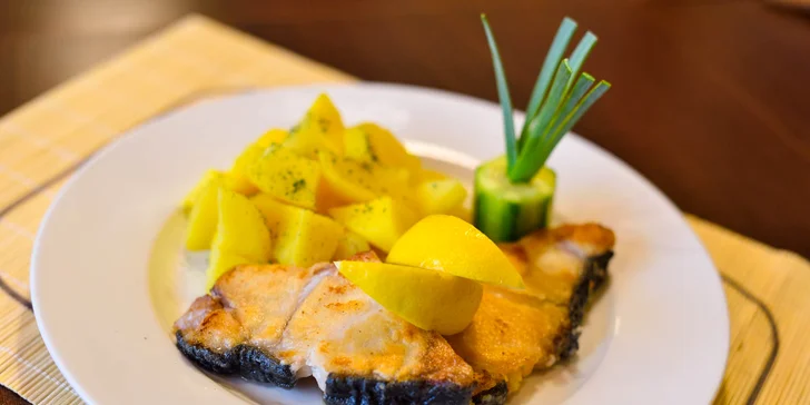 Steak zo žraloka s varenými zemiakmi