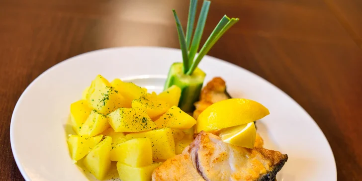 Steak zo žraloka s varenými zemiakmi