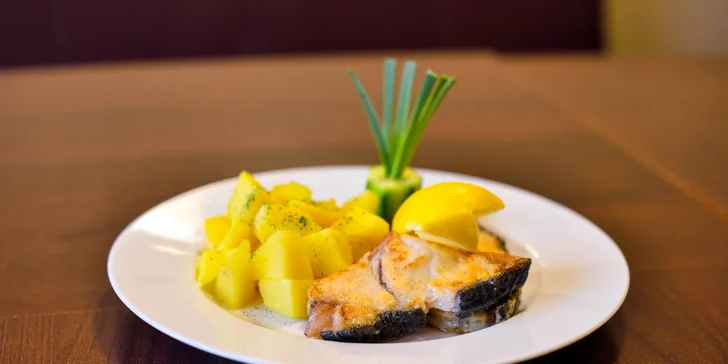 Steak zo žraloka s varenými zemiakmi