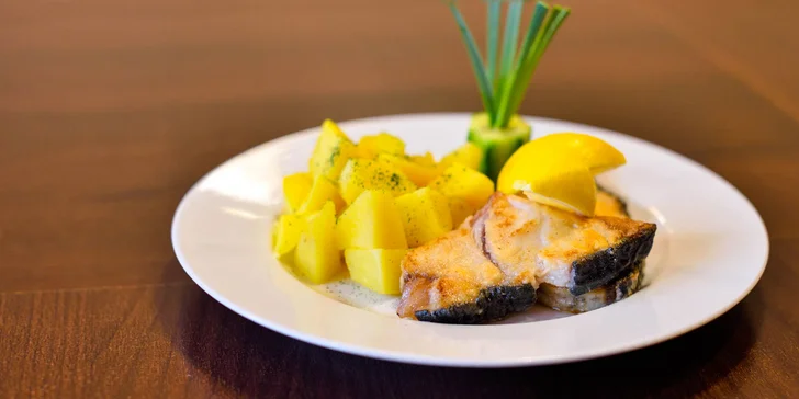 Steak zo žraloka s varenými zemiakmi