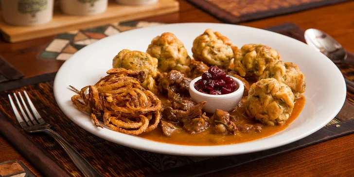 Rumcajsov srnčí guláš alebo pravý teľací rezeň (Wiener Schnitzel)