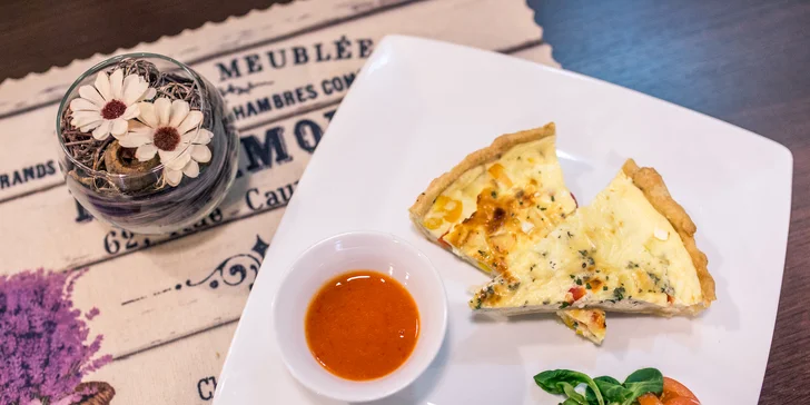 Domáci slaný koláč Quiche so šalátom a nápoj