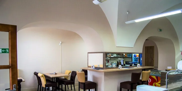 Teľací kebab alebo vegetariánsky falafel v centre mesta