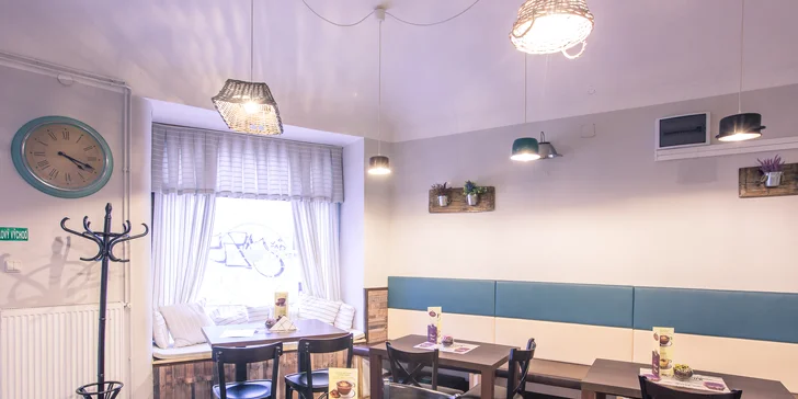Domáci slaný koláč Quiche so šalátom a nápoj