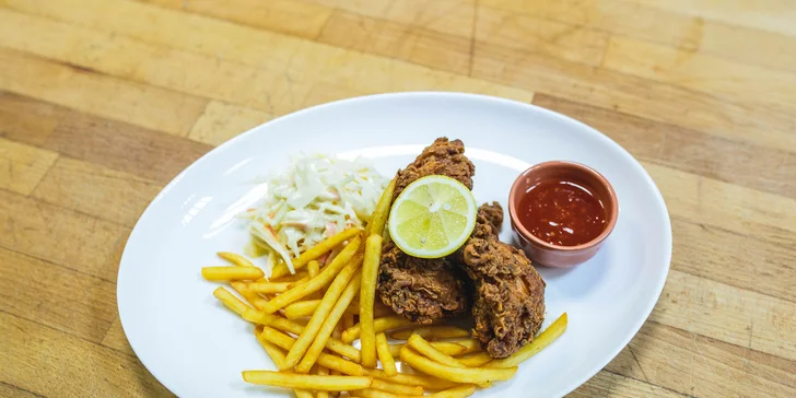 Americké chrumkavé kura s hranolčekmi a šalátom Coleslaw