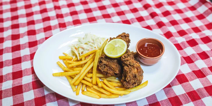 Americké chrumkavé kura s hranolčekmi a šalátom Coleslaw