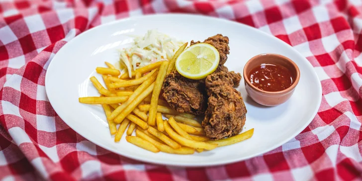Americké chrumkavé kura s hranolčekmi a šalátom Coleslaw
