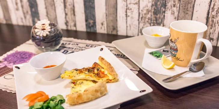 Domáci slaný koláč Quiche so šalátom a nápoj