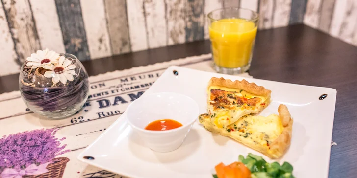 Domáci slaný koláč Quiche so šalátom a nápoj