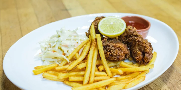 Americké chrumkavé kura s hranolčekmi a šalátom Coleslaw