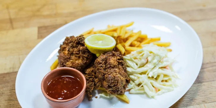 Americké chrumkavé kura s hranolčekmi a šalátom Coleslaw