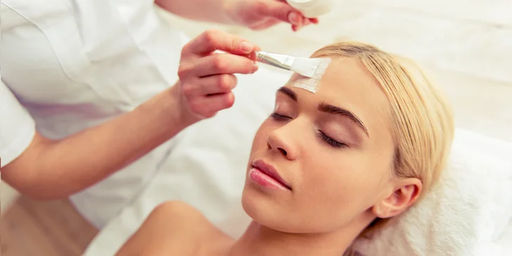 Vákuová dermabrázia alebo chemický peeling pre krásnu pleť