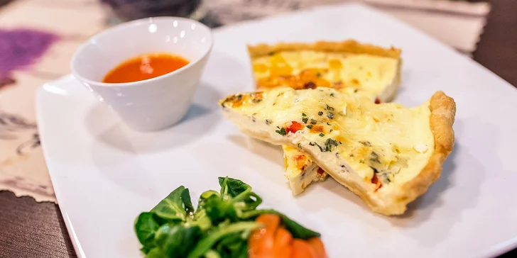 Domáci slaný koláč Quiche so šalátom a nápoj