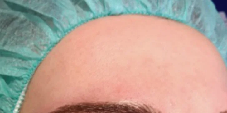 Permanentný make-up obočia alebo pier a 3D mihalnice