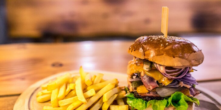 Hovädzí double Jack Daniel´s burger s hranolčekmi
