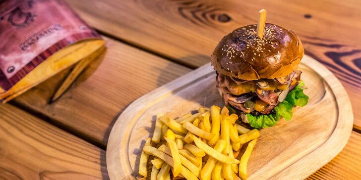 Hovädzí double Jack Daniel´s burger s hranolčekmi
