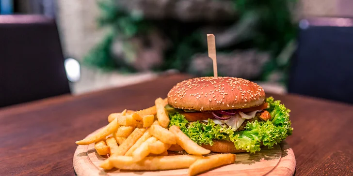 Kurací burger klasik či chilli s hranolčekmi