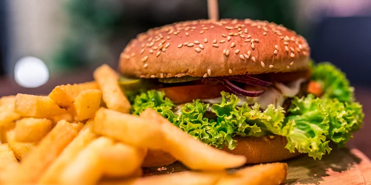 Kurací burger klasik či chilli s hranolčekmi