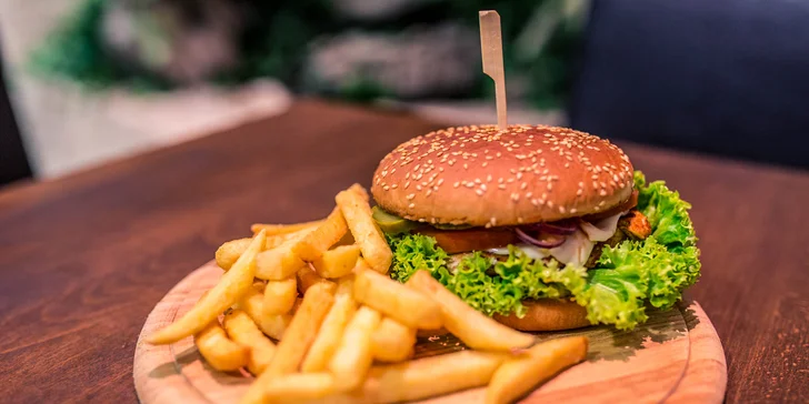 Kurací burger klasik či chilli s hranolčekmi
