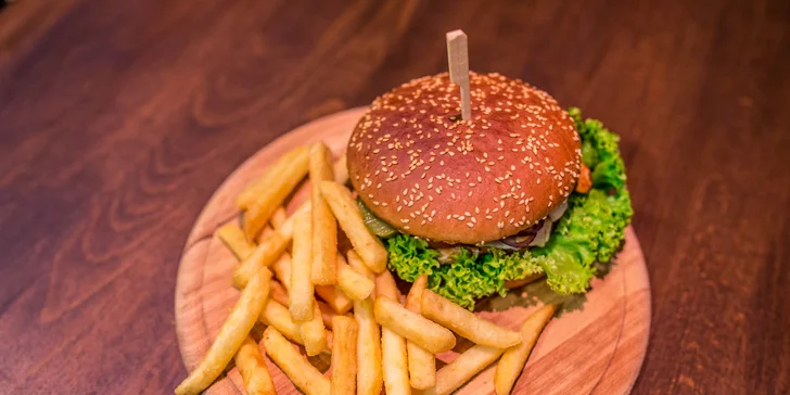 Kurací burger klasik či chilli s hranolčekmi