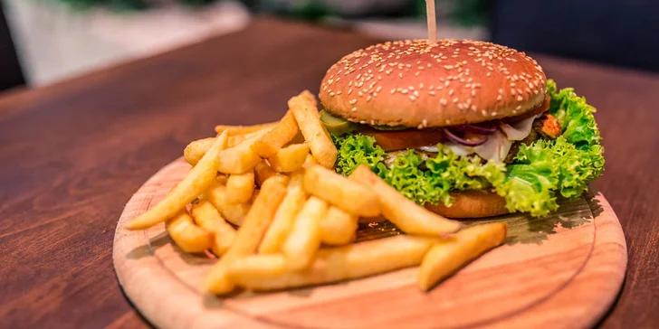 Kurací burger klasik či chilli s hranolčekmi