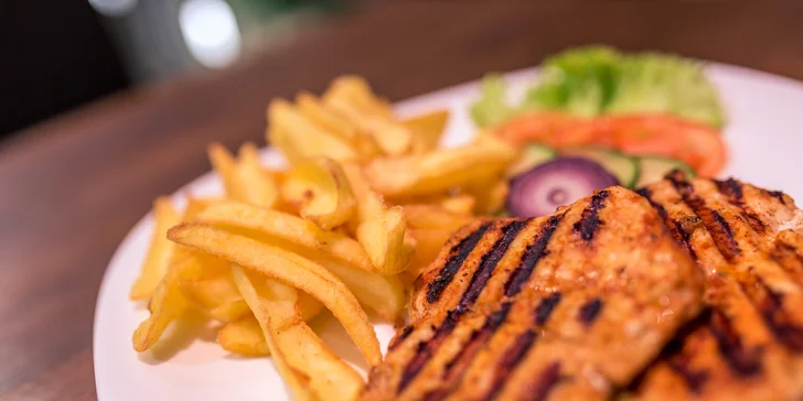 Kurací steak s hranolčekmi